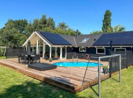 Amazing Home In R&oslash;dby With Sauna, hotel com piscina em Kramnitse