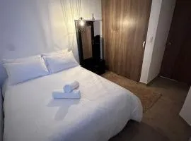 Lujosa Habitación cerca al aeropuerto 1 baño compartido