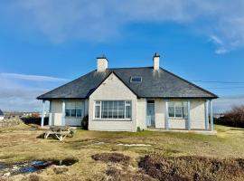 THE CREST- 4 BED SEA VIEW PROPERTY -TREARDDUR BAY, hotel v destinaci Trearddur