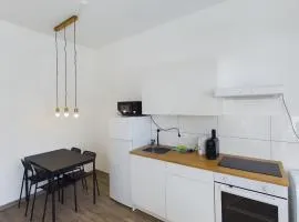 Modernes Studio Apartment mit Balkon