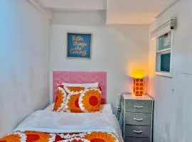 Tiny Private Room on the 1st Floor with Shared Bathroom 9 minutes to Seatac Airport