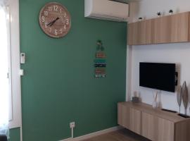 Studio climatisé avec une place de parking et classé 2 étoiles à la Faviére, hotel in Bormes-les-Mimosas