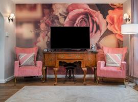 Sweet Rose Cottage A Romantic Getaway, m&ouml;kki kohteessa Omaha