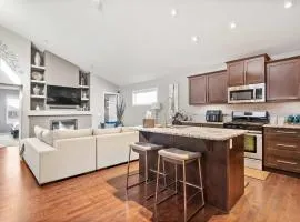 Ultimate Family Getaway- 4BR Oasis Near Airport with Free Banff Pass, Wine, Parking & Netflix!