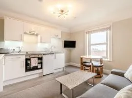 Sea View Apartment Near The Beach and Town Center