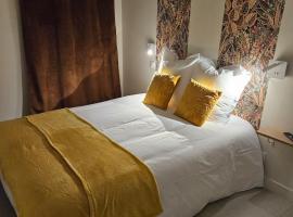 Auberge du Prieur&eacute;، فندق مع موقف سيارات في Saint-Angel