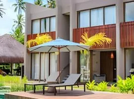 Flat with Direct Pool Access