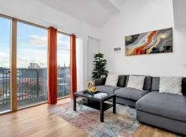 Luxury Waterfront Property With Free Parking
