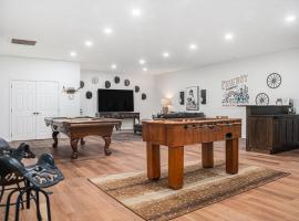 Spacious Ranch with Hot Tub & Game Room - Sleeps 24, vila v destinaci Omaha