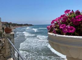 Independent villa, superb view of the sea, хотел в Анцио