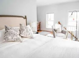 Retreat at Sea Cloud Cottage in Historic Wiscasset