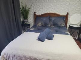 Private room with parking and bathroom, hotel v destinaci Aguada