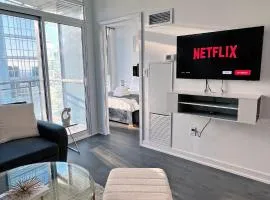 Downtown Oasis-Luxury Condo with Balcony & Free Parking
