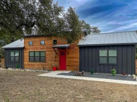 Secluded Hill Country Getaway with Spa and Sauna – hotel w mieście Spring Branch