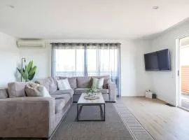 The Ebony - Coastal Retreat near Rosebud Beach