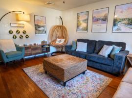 Viesnīca Main Retreat with King Bed in Master and has Garage pilsētā Springfīlda