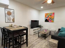 Downtown Oasis - One Bedroom Private Bungalow, hotel i Sankt Petersborg