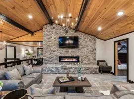 Honeybear Hideaways - Luxurious Modern 7BR Cabin with Indoor Pool, Game Room, Hot Tub & Fireplace