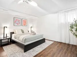 1 Bedroom Cozy Retreat - Queen Bed, Pet Friendly, Smart TV, Secure & Private Access, Free Parking, Netflix & More!
