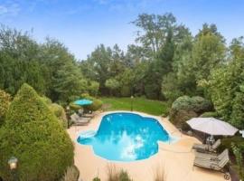 Fire and Fun Luxe Stay w Pool Hot Tub and Game Room, hotel v destinaci Linden