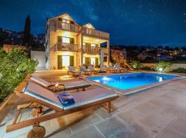 Seaside luxury villa with a swimming pool Splitska, Brac - 23815