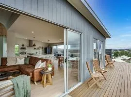 19 Carnegie Luxury - Linen Included - WiFi - Walk to beach - Town Views