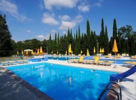 Bungalow in Ferienresidenz mit Pool, hotell sihtkohas Villanova dʼAlbenga
