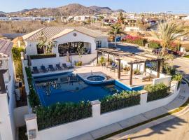 Private Villa in Cabo with Garden, Hot Tub & Medano Beach just 10 min away, villa in Cabo San Lucas