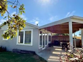LOW HEAD beachside bungalow "Cockle Shell"