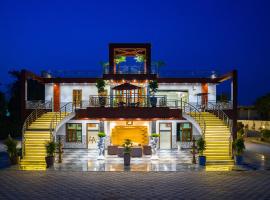 ELIVAAS Ivory estate 5 BHK Farm with Pvt Pool, Gazebos & Lounge Area, hotel v destinaci Manjhāoli
