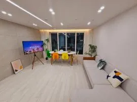 가족 친구 모임 넓은 쓰리룸 산과 도시가 어우러진 힐링 하우스