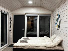Willa Rauha 1A, minikoti katetulla terassilla, ei saunaa, Hotel in Lumijoki