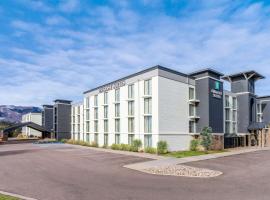 Embassy Suites by Hilton Colorado Springs, отель в Колорадо-Спрингс