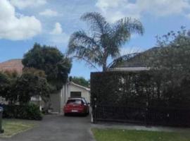 6 Beds including 4 Double Beds and 2 Single Sofa Beds Serviced Chalet B, hotel v Aucklandu
