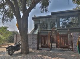 Hotel Ramayan Premium Best Family Hotels with Free Pickup From Ayodhya Dham Railway Station, hotel in Ayodhya