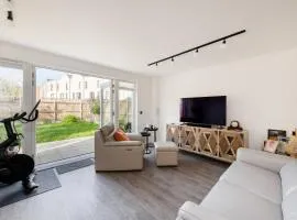 Stylish 3-Bed Townhouse with 3 Baths in Southgate