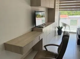 ZONA VIP comodo APARTAMENTO FAMILIAR CON BALCON y hermosa vista a la calle, canal isuto zona equipetrol