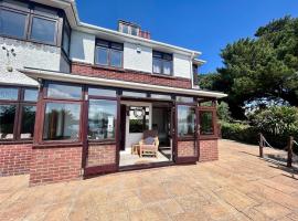 Your Lake side Retreat Sleeps 10-12 Nr Park & Sea, hôtel à Poole
