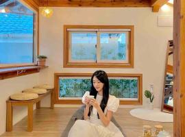 Private house emotional accommodation, Hanok Stay Owol, Hotel in Andong