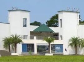 Holiday Aapke Liye V Hotel, hotel en Khopoli