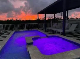Sky Haven Retreat- 2BR Rooftop Pool, Stunning Views & Free Airport Pickup