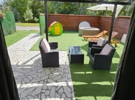 Sunrise Riverside House-Private Garden, Jacuzzi & BBQ