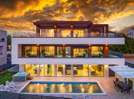 Villa ReMi mit 2 Whirlpools und Meerblick, hotel en Premantura