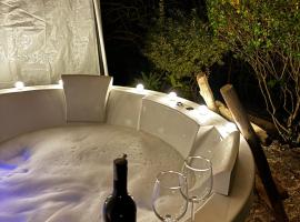 1111 Villa - The Human Happiness project - MUKTESHWAR - ------------- ---------------- --------------------- ------------------------------ --------------------------------------------- ------------Jacuzzi - Private Property with Garden and Orchard, hotel con tinas de hidromasaje en Mukteshwar