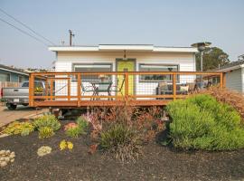 Views of Ocean and Iconic Morro Rock, Beach Cottage, holiday home in Morro Bay