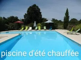 La Petite Grange gîte climatisé plain-pied 3 chambres 5 personnes 2 toilettes parking WIFI piscine d'été chauffée animaux acceptés Gîte en pleine nature