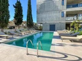 Malberry Park 203 - Modern 2bedroom Apt with Shared Heated Pool, Sauna, Gym, Jacuzzi