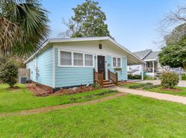 Sandy Feet Getaway Spacious Coastal Retreat 3 MIn Walk to Coast, villa in Gulfport