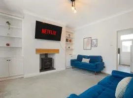 High-End home, Free Parking, 3 beds, sleeps 5
