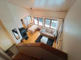 Ruka Center Chalet 3B4 - Ski-In Ski-Out - All services nearby - Fireplace - Wifi - Own parking place, hotel na praia em Ruka